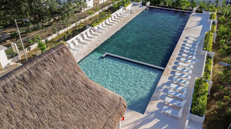 Alberca con Palapa en Aura Nova Playa del Carmen